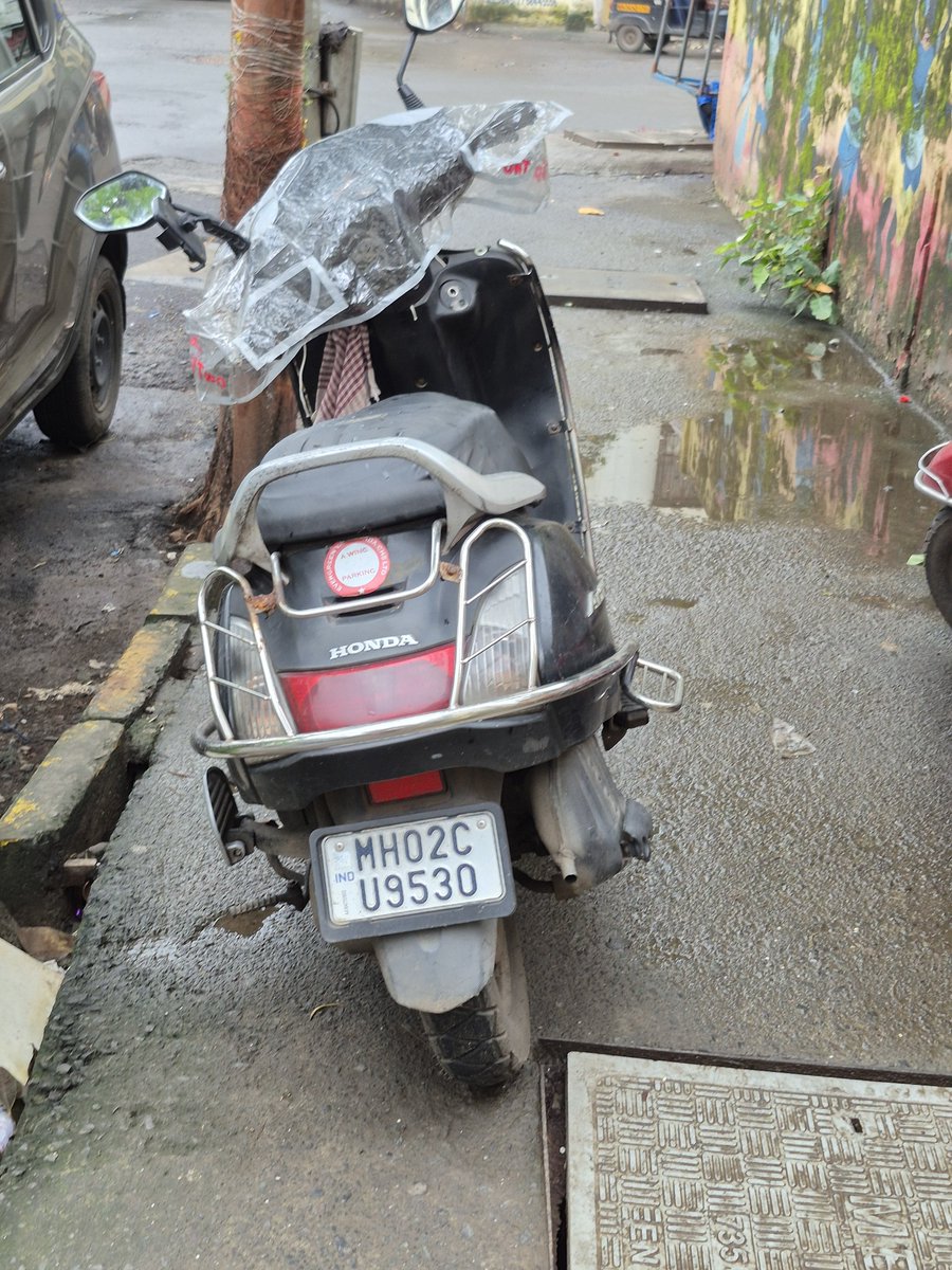 dikshapal__'s tweet photo. Illegally parked vehicles have been obstructing the footpath near GCC Hotel, Mira Road East, for over a week, making it unsafe and difficult for pedestrians to pass. Requesting prompt intervention to inspect the site and clear the obstruction. https://t.co/6ZAkMdGDQ3