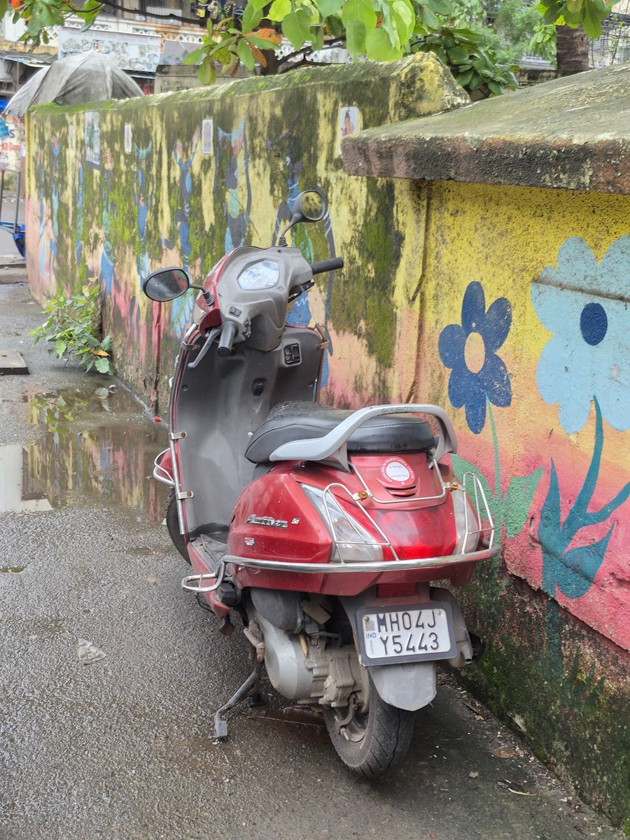 dikshapal__'s tweet photo. Illegally parked vehicles have been obstructing the footpath near GCC Hotel, Mira Road East, for over a week, making it unsafe and difficult for pedestrians to pass. Requesting prompt intervention to inspect the site and clear the obstruction. https://t.co/6ZAkMdGDQ3
