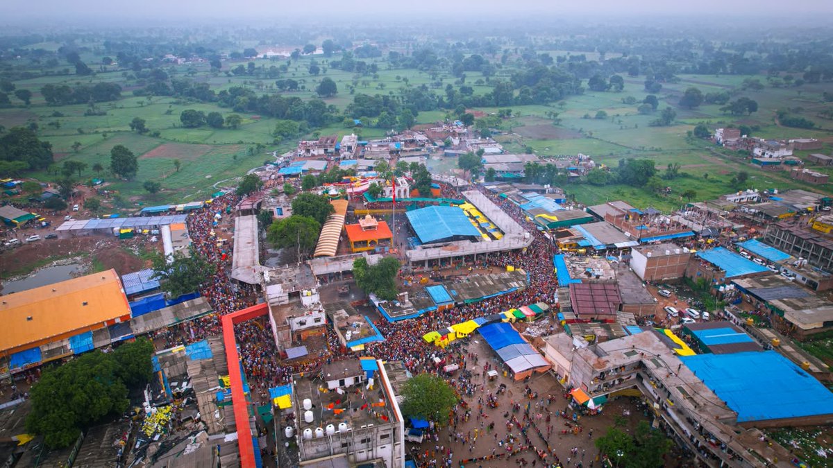 bageshwardham's tweet photo. बागेश्वर धाम में गुरु पूर्णिमा महोत्सव के अवसर पर आस्था, श्रद्धा और भक्ति का अथाह सागर उमड़ पड़ा। लाखों श्रद्धालुओं ने गुरु चरणों में नमन कर आशीर्वाद प्राप्त किया। जय श्रीराम और बागेश्वर बालाजी के जयघोषों से पूरा धाम भक्तिमय वातावरण में सराबोर हो उठा। https://t.co/zyC7wagyQn