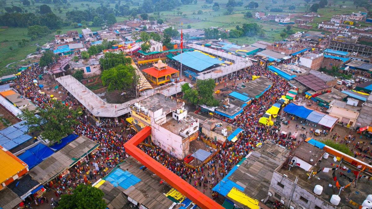 bageshwardham's tweet photo. बागेश्वर धाम में गुरु पूर्णिमा महोत्सव के अवसर पर आस्था, श्रद्धा और भक्ति का अथाह सागर उमड़ पड़ा। लाखों श्रद्धालुओं ने गुरु चरणों में नमन कर आशीर्वाद प्राप्त किया। जय श्रीराम और बागेश्वर बालाजी के जयघोषों से पूरा धाम भक्तिमय वातावरण में सराबोर हो उठा। https://t.co/zyC7wagyQn