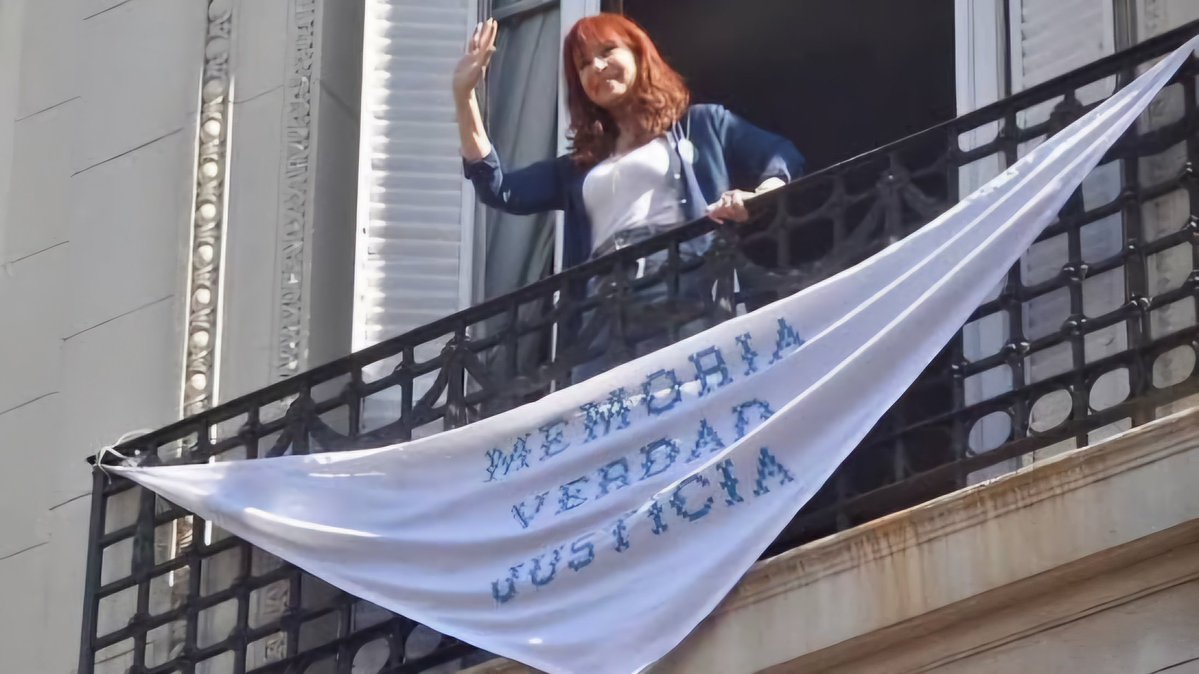 FerRaverta's tweet photo. Imposible no sentir que la esperanza se pone en movimiento después de escuchar la conferencia de prensa.

Excluir a CFK de la próxima contienda electoral es el verdadero objetivo de su condena judicial. Es extremadamente nocivo para la democracia y profundamente violento para toda la militancia política.

La sociedad no puede mantenerse al margen. El Poder Judicial no puede elegir quiénes son nuestros candidatos, porque el paso siguiente es que directamente elija al presidente.

#CristinaLibre

@CFKArgentina