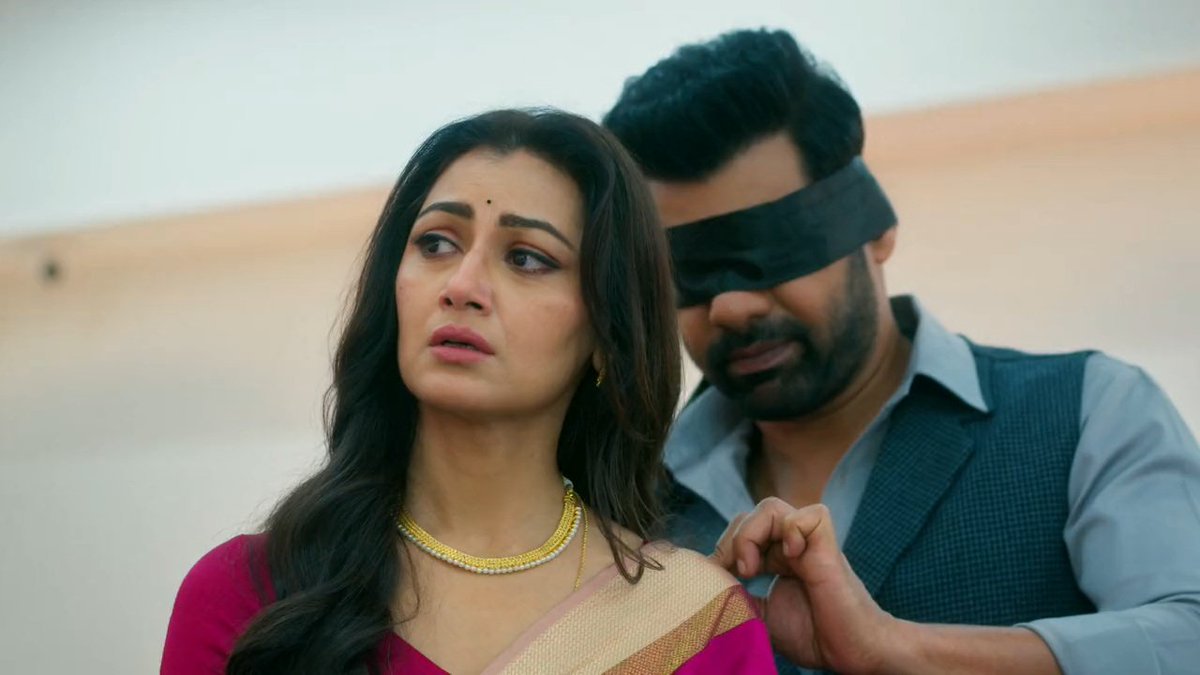 Itswarnali's tweet photo. "saree pehenkar aurat shakti ban jati hai, divya shakti...jo tum ho Aparajita, shakti!" 🤍✨

📌My favourite scene of them 🫶

TDSM HITS 100 🧿 
#ApRakshi #TumDenaSaathMera https://t.co/9DAtmiJAxV
