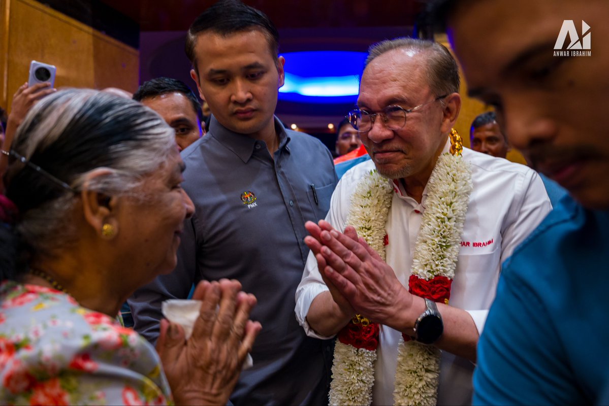anwaribrahim's tweet photo. Meneruskan rencana di Negeri Sembilan dengan menyantuni masyarakat India di Seremban.

Pertemuan ini memberi ruang untuk saya mendengar sendiri pandangan, harapan dan keperluan masyarakat India agar setiap dasar kerajaan benar-benar memberi manfaat kepada mereka.

Justeru, sebagai seorang pemimpin Melayu dan beragama Islam, saya mahu melihat Malaysia terus aman, harmoni dan bersatu supaya setiap rakyat, tanpa mengira kaum atau agama, dapat hidup dengan selamat, bermaruah dan sejahtera.

Kerajaan MADANI akan terus memastikan masyarakat India tidak dipinggirkan. Pelbagai ikhtiar telah dilaksanakan melalui pemerkasaan MITRA, pendidikan, latihan kemahiran, keusahawanan, pembangunan belia serta pelbagai program kebajikan bagi membuka lebih banyak peluang untuk komuniti ini terus maju.

Di Negeri Sembilan, Kerajaan Negeri pimpinan saudara Aminuddin Harun juga telah banyak membantu masyarakat India menerusi pelbagai inisiatif dalam bidang pendidikan, kebajikan, pembangunan ekonomi dan kemudahan masyarakat yang memberi manfaat secara langsung kepada rakyat.

Saya sendiri akan memberikan perhatian secara langsung terhadap hal ehwal masyarakat India di peringkat Kerajaan Persekutuan bersama saudara Ramanan Ramakrishnan bagi memastikan setiap isu yang berbangkit dapat ditangani dengan lebih berkesan. 

Saya merayu kepada seluruh masyarakat India di Negeri Sembilan agar terus memberikan kepercayaan kepada HARAPAN. Dengan mandat yang berterusan kita akan terus bekerja lebih kuat demi memastikan kemajuan, keadilan dan kesejahteraan dapat dinikmati oleh semua rakyat.

#KekalHARAPAN
#UndiHARAPAN