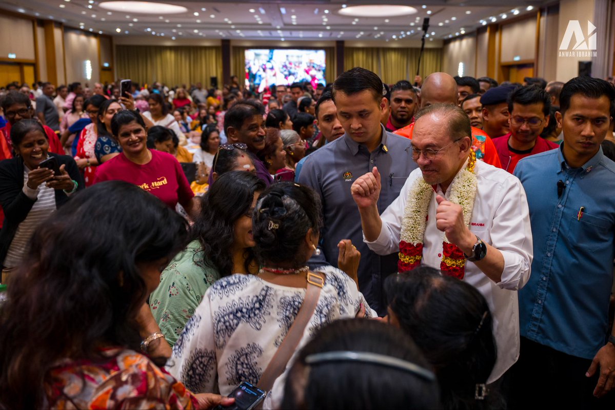 anwaribrahim's tweet photo. Meneruskan rencana di Negeri Sembilan dengan menyantuni masyarakat India di Seremban.

Pertemuan ini memberi ruang untuk saya mendengar sendiri pandangan, harapan dan keperluan masyarakat India agar setiap dasar kerajaan benar-benar memberi manfaat kepada mereka.

Justeru, sebagai seorang pemimpin Melayu dan beragama Islam, saya mahu melihat Malaysia terus aman, harmoni dan bersatu supaya setiap rakyat, tanpa mengira kaum atau agama, dapat hidup dengan selamat, bermaruah dan sejahtera.

Kerajaan MADANI akan terus memastikan masyarakat India tidak dipinggirkan. Pelbagai ikhtiar telah dilaksanakan melalui pemerkasaan MITRA, pendidikan, latihan kemahiran, keusahawanan, pembangunan belia serta pelbagai program kebajikan bagi membuka lebih banyak peluang untuk komuniti ini terus maju.

Di Negeri Sembilan, Kerajaan Negeri pimpinan saudara Aminuddin Harun juga telah banyak membantu masyarakat India menerusi pelbagai inisiatif dalam bidang pendidikan, kebajikan, pembangunan ekonomi dan kemudahan masyarakat yang memberi manfaat secara langsung kepada rakyat.

Saya sendiri akan memberikan perhatian secara langsung terhadap hal ehwal masyarakat India di peringkat Kerajaan Persekutuan bersama saudara Ramanan Ramakrishnan bagi memastikan setiap isu yang berbangkit dapat ditangani dengan lebih berkesan. 

Saya merayu kepada seluruh masyarakat India di Negeri Sembilan agar terus memberikan kepercayaan kepada HARAPAN. Dengan mandat yang berterusan kita akan terus bekerja lebih kuat demi memastikan kemajuan, keadilan dan kesejahteraan dapat dinikmati oleh semua rakyat.

#KekalHARAPAN
#UndiHARAPAN
