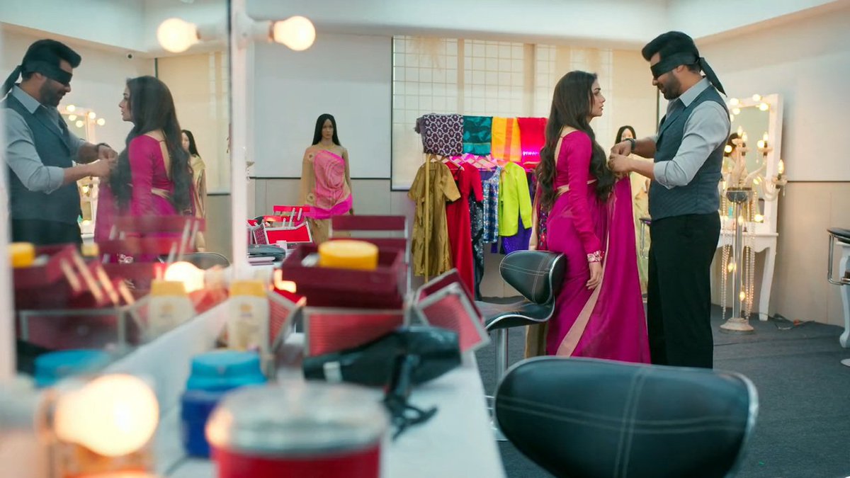 Itswarnali's tweet photo. "saree pehenkar aurat shakti ban jati hai, divya shakti...jo tum ho Aparajita, shakti!" 🤍✨

📌My favourite scene of them 🫶

TDSM HITS 100 🧿 
#ApRakshi #TumDenaSaathMera https://t.co/9DAtmiJAxV
