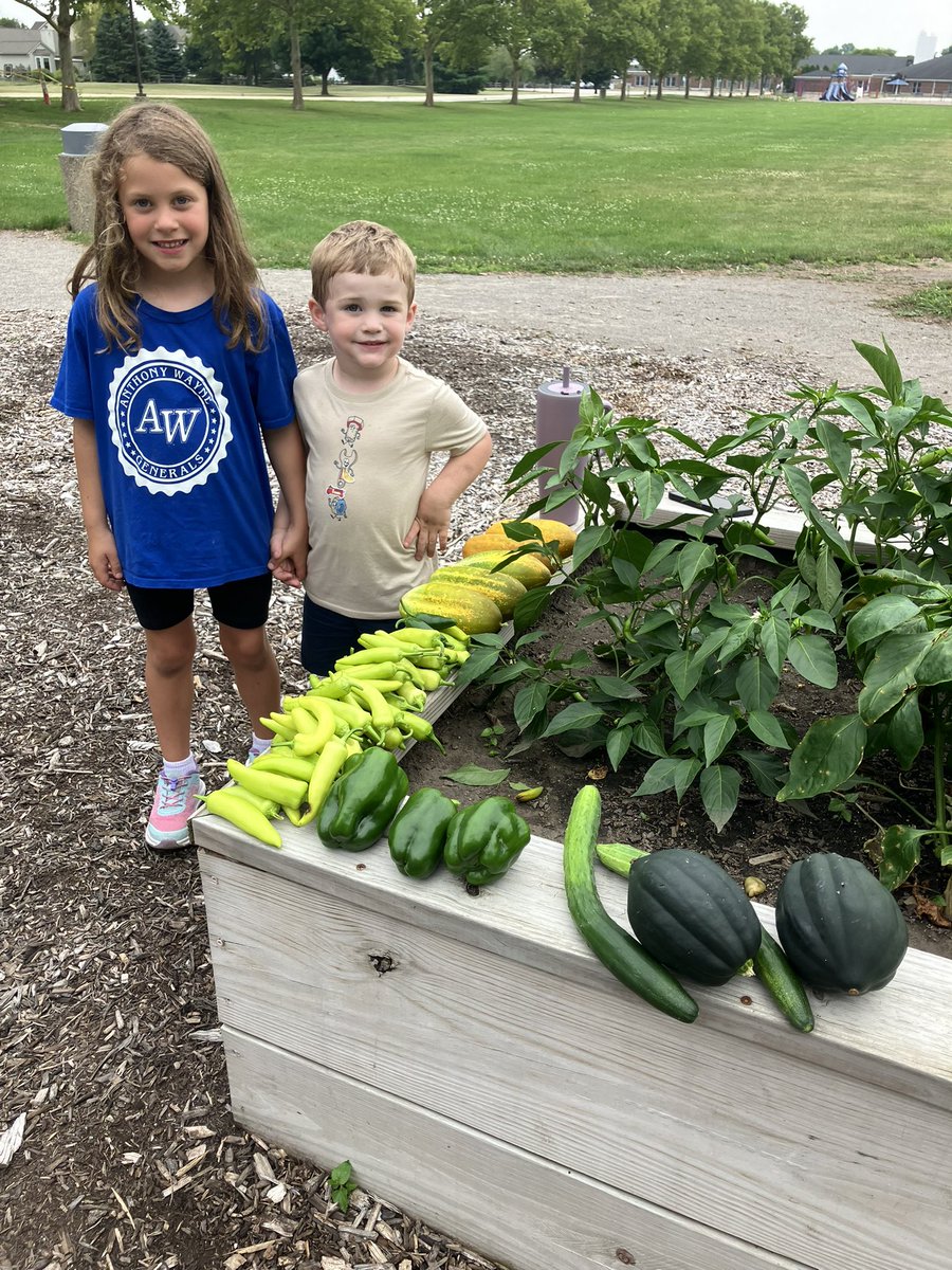 awlswa's tweet photo. The DeMuth Family climbed right into this week’s weed, water, community service routine at our Land Lab! #BetterTogether 🫑🥕🥬❤️ https://t.co/pnqz1zN7WG