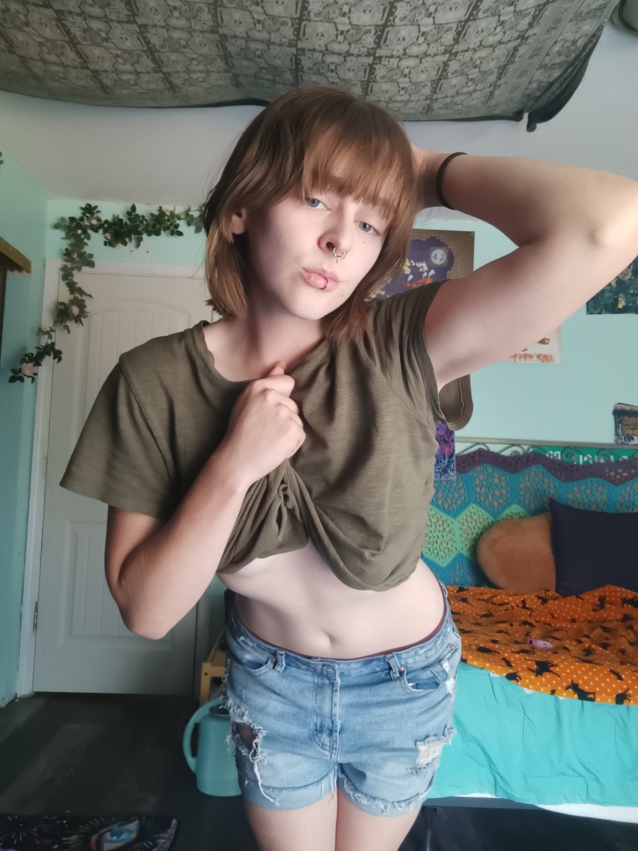 saraonly4200's tweet photo. Last year when my hair was short https://t.co/2J1vzRtD3u