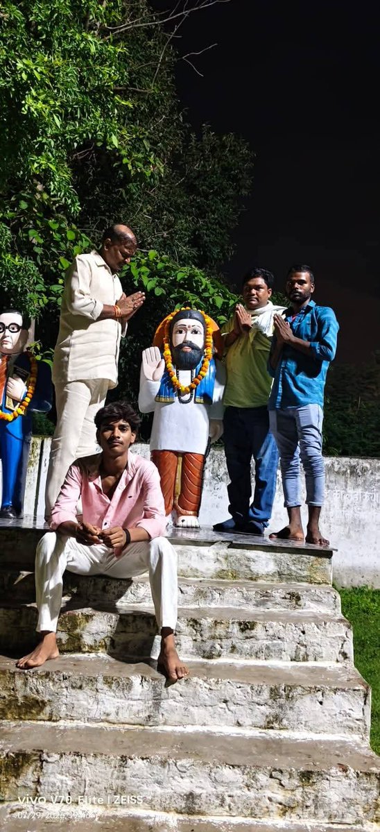 AjaySingMunna's tweet photo. गुरु रबिदास महराज जी की जयंती के अवसर पर सेवापुरी विधानसभा के ग्राम ठठरा मे ग्राम प्रधान प्रिय सुनील बिन्द एवं ग्रामवासियों के साथ गुरु रबिदास जी एवं अम्बेडकर जी की प्रतिमा पर माल्यार्पण किया एवं दीपोत्सव कर उनका पुण्य स्मरण किया गया....!!
#GuruRavidasJayanti https://t.co/v4dWZhjc2s