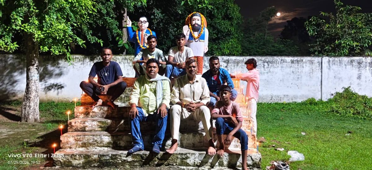 AjaySingMunna's tweet photo. गुरु रबिदास महराज जी की जयंती के अवसर पर सेवापुरी विधानसभा के ग्राम ठठरा मे ग्राम प्रधान प्रिय सुनील बिन्द एवं ग्रामवासियों के साथ गुरु रबिदास जी एवं अम्बेडकर जी की प्रतिमा पर माल्यार्पण किया एवं दीपोत्सव कर उनका पुण्य स्मरण किया गया....!!
#GuruRavidasJayanti https://t.co/v4dWZhjc2s