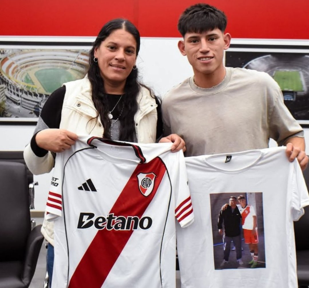 rodririquelme8's tweet photo. El riocuartense Thiago Salvatierra, firmó su contrato con River.
El jugador surgido en #SpMunicipal https://t.co/DtY1lBbq0k