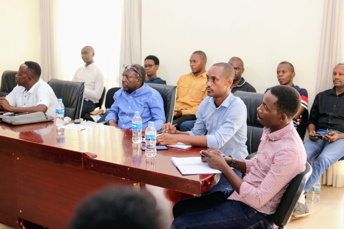 RwamaganaDistr's tweet photo. @rrkagabo @RwandaAgri @RwandaAgriBoard @RwandaLocalGov @RwandaEast @HoReCo_Rw Visimeya @rrkagabo yasabye abahinzi bahagarariye abandi n'abafatanyabikorwa gukoresha amahirwe ahari no gushishikariza abandi kongera umusaruro, kubungabunga ibikoresho, ibikorwaremezo n'ibishanga byatunganyijwe no kwagura ubuhinzi bigamije kwihaza mu biribwa no guhaza isoko. https://t.co/X2RuP9Djrs
