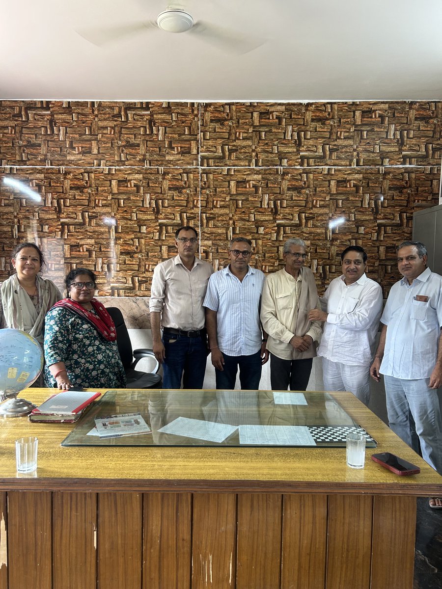 om_rexwal's tweet photo. गुरु पूर्णिमा के पावन अवसर पर राजकीय वरिष्ठ माध्यमिक विद्यालय सेहतपुर के संस्कृत के वरिष्ठ अध्यापक डॉ राजबीर शास्त्री जी से मिलकर उनका आशीर्वाद लिया ।
#naharpar #sehatpur #Sector91 #BJPHaryana #phanindranathsharma #NayabSinghSaini #NayabSaini #BharatiyaJanataParty https://t.co/SQL1F7DmLZ