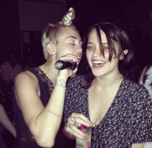 hqmileynow's tweet photo. Sky Ferreira sobre sua amizade com Miley Cyrus:

“Miley e eu sentávamos para ouvir Britney Spears e ir ao karaokê, coisas que pessoas de 20 e poucos anos fazem, tipo ficar bêbadas. Na verdade, era tudo bem saudável.” https://t.co/n7arV2KDLC