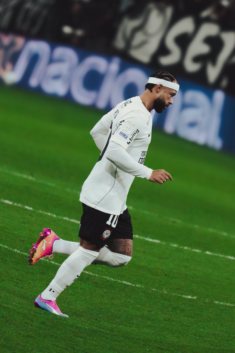 FielNaAlma's tweet photo. Vamos aos fatos sobre o Memphis:

• Memphis fez um 2026 abaixo, SIM!

• Existiu um ERRO na sua volta aos gramados, e isso atrapalhou ele no Corinthians e na Seleção. SIM, PRA CARALHO!

• Memphis tem um salário alto. TEM!

• O Corinthians, na figura dos seus representantes, é um lixo na captação de parceiros para ajudar a pagar essa conta. BASTANTE!

• A renovação do Memphis seria pior do que ele entrar na Justiça para cobrar essa grana que poderia receber na FIFA? Acredito que não.

• A renovação do Memphis passa muito mais pelo lado político do que pelo financeiro. DEMAIS!

• O Corinthians iria contratar alguém desse gabarito caso ele não renovasse? NÃO! COM QUE DINHEIRO? Fora os transfer bans!

• Memphis poderia pedir juros e correção sobre a sua dívida? Poderia. Mas abriu mão!

• Memphis, recuperado fisicamente, agrega dentro e fora de campo.

Dito isso: a renovação do Memphis é SOBRE POLÍTICA, não sobre valores!

ACORDEM, P*RRA!

📷 Davi Bittencourt