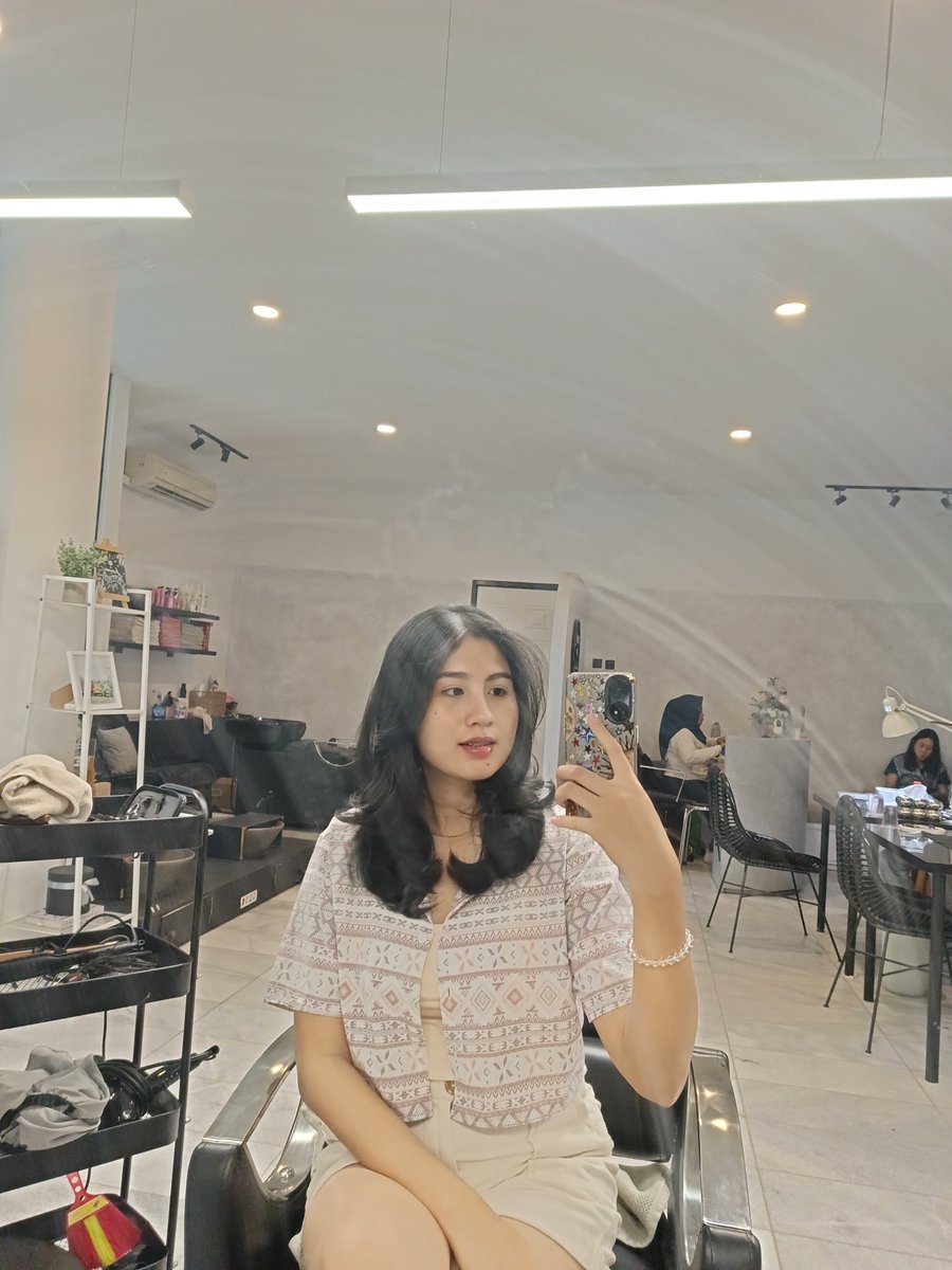 V_Jesslyn's tweet photo. neeeeew hair 🙂‍↕️💁🏻‍♀️ https://t.co/mZPWRLDh49