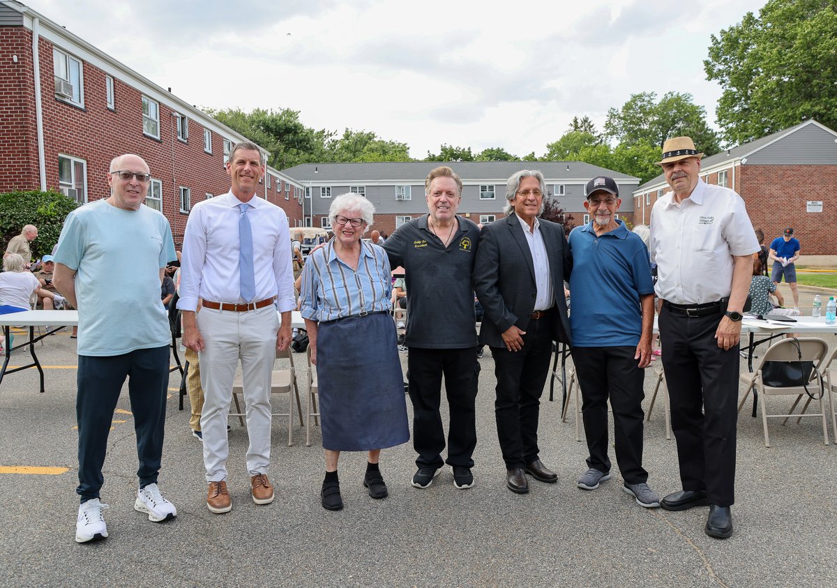 edbraunstein's tweet photo. I recently attended @CCUnitedNY's affordability rally at Bell Park Manor Terrace Co-op, where we highlighted the expanded J-51 program approved by the State Legislature and urged the City of NY to pass it into law. Thanks to @CCUnitedNY for bringing the co-op community together. https://t.co/oOMRRcQej9