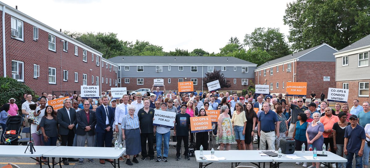 edbraunstein's tweet photo. I recently attended @CCUnitedNY's affordability rally at Bell Park Manor Terrace Co-op, where we highlighted the expanded J-51 program approved by the State Legislature and urged the City of NY to pass it into law. Thanks to @CCUnitedNY for bringing the co-op community together. https://t.co/oOMRRcQej9