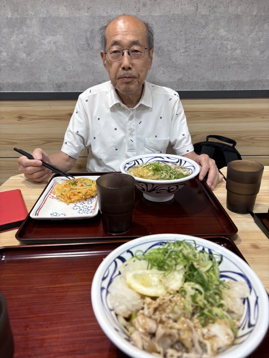 yuutaihiroto's tweet photo. 29日の1食目は妹が作ってくれた食事。
2食目(夜になってました)は、妹と一緒にはなまるうどんへ。
私はかけうどんの小にかき揚げ。
蕎麦やラーメンより消化が良いのでうどんにしました。
会計は優待で貰ったdポイント払い😁
冷たいモノに触ったり飲んだら、電気風呂に入ってるみたいにビリビリします😅 https://t.co/1zcuIvnmWg