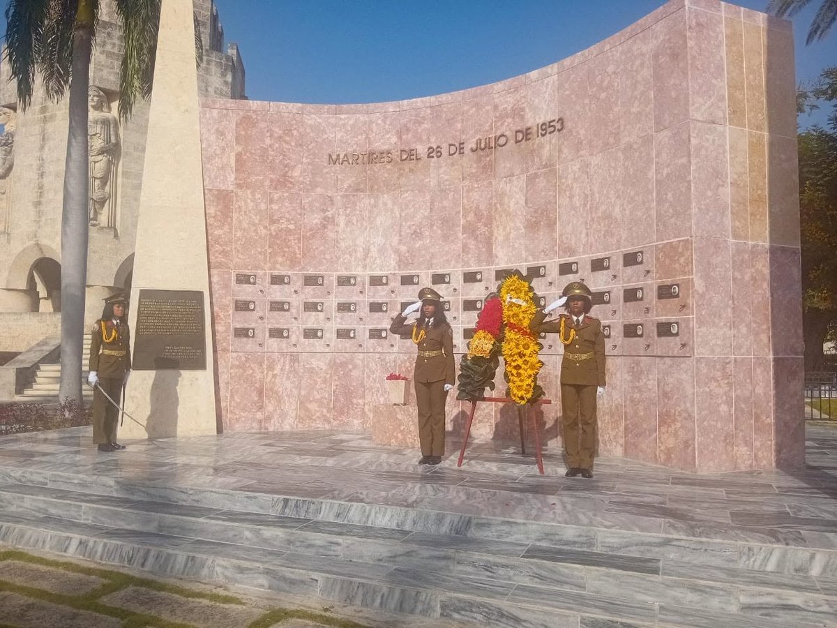 BellNiurka11764's tweet photo. Depósito de ofrenda floral en homenaje al aniversario 105 del natalicio de #MelbaHernández y el 46 aniversario de la desaparición física de #HaydéeSantamaría. #CubaViveEnSuHistoria
#SantiagoDeCuba https://t.co/Xgwvh29LOW
