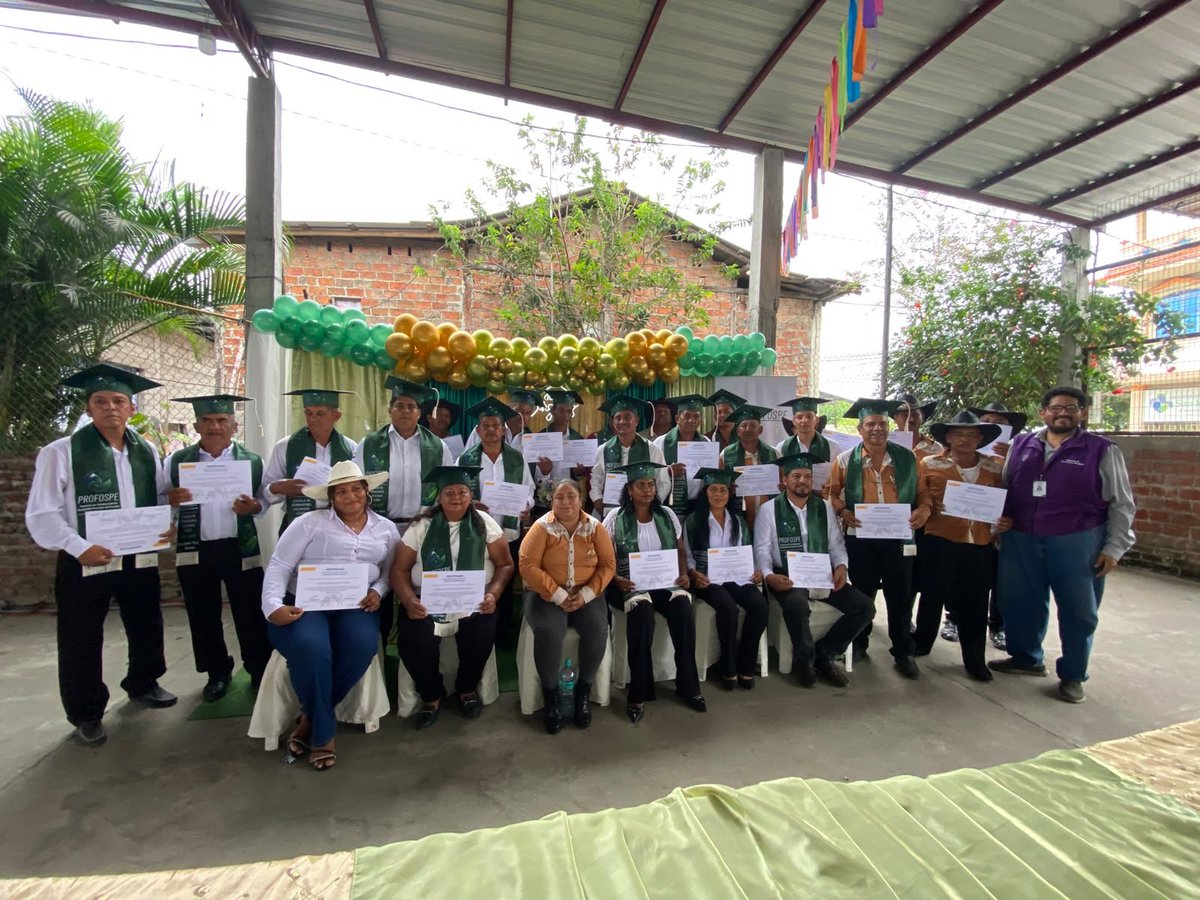 Agricultura_CZ5's tweet photo. #Guayas | En #Daule, 29 productores ganaderos culminaron su formación en las Escuelas Pecuarias de #PROFOSPE, tras 5 meses de capacitación. Fortalecieron conocimientos en ganadería regenerativa, sanidad, nutrición y tecnificación, impulsando una producción más sostenible. #MAGP https://t.co/idudqpcRH9