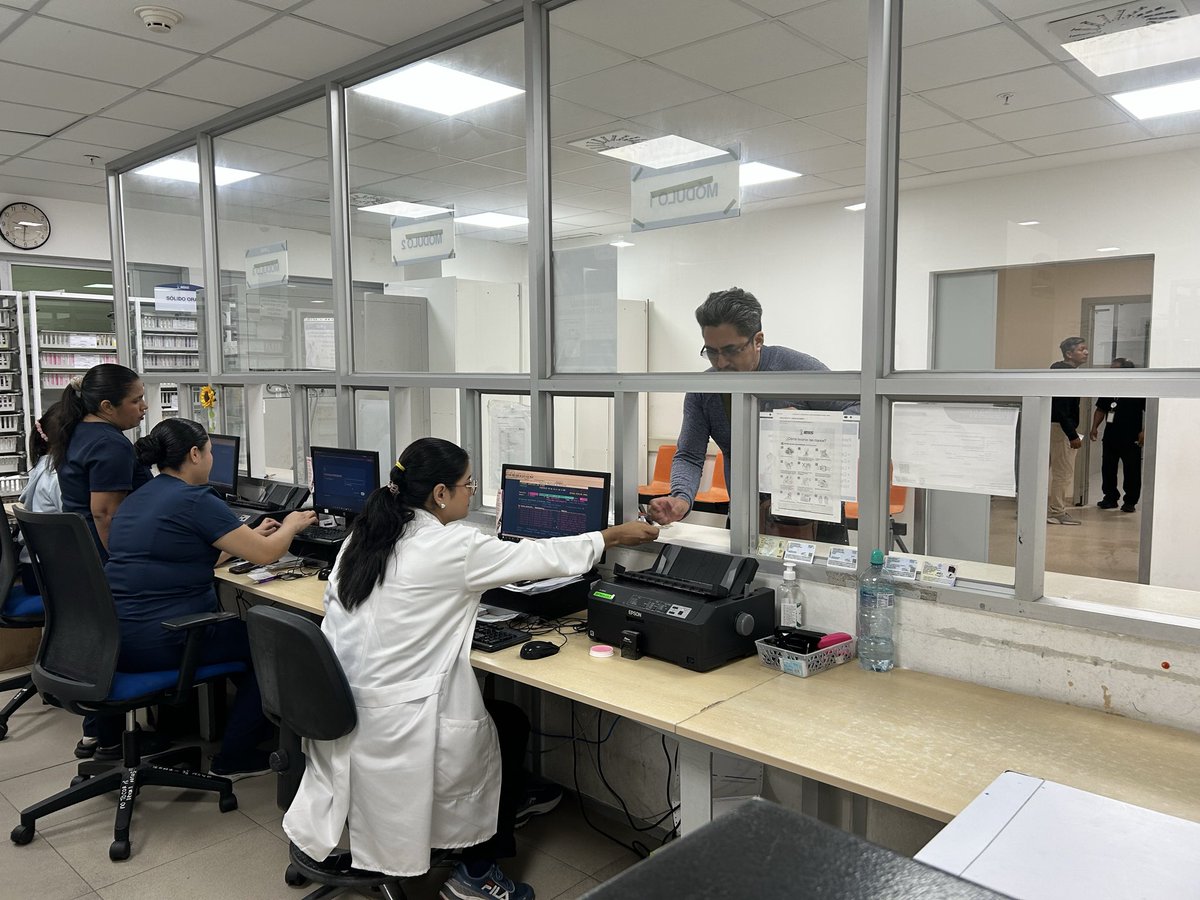 IESS_Ceibos's tweet photo. 💊 En el Hospital IESS Ceibos continuamos fortaleciendo el abastecimiento de medicamentos gracias a las compras centralizadas, con el objetivo de garantizar la disponibilidad oportuna de tratamientos para nuestros pacientes y brindar una atención de calidad. 🏥 https://t.co/XEUiREux4T