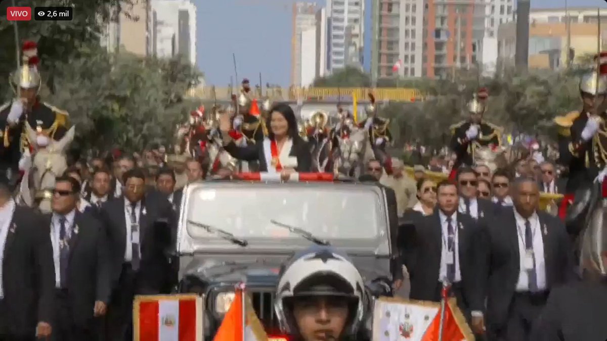 DanteBobadilla's tweet photo. Keiko en carro descubierto recibiendo el amor del pueblo. Sufran nomás rojos hdp. https://t.co/rqzpTZrfES
