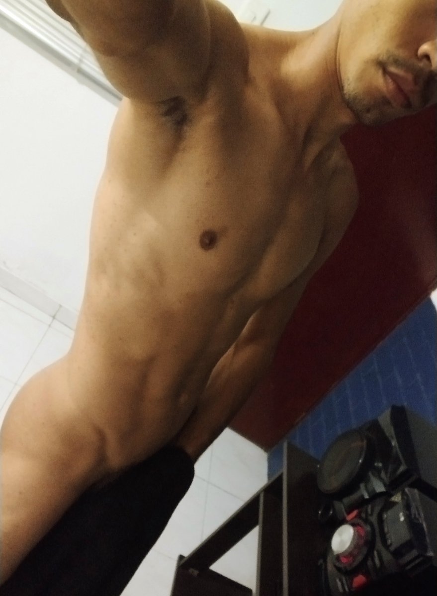 Jy_MM97's tweet photo. Y si en vez de la toalla estuviera agarrando tu cabeza. Nose piénsalo 😏 https://t.co/xc3FXbWWfJ