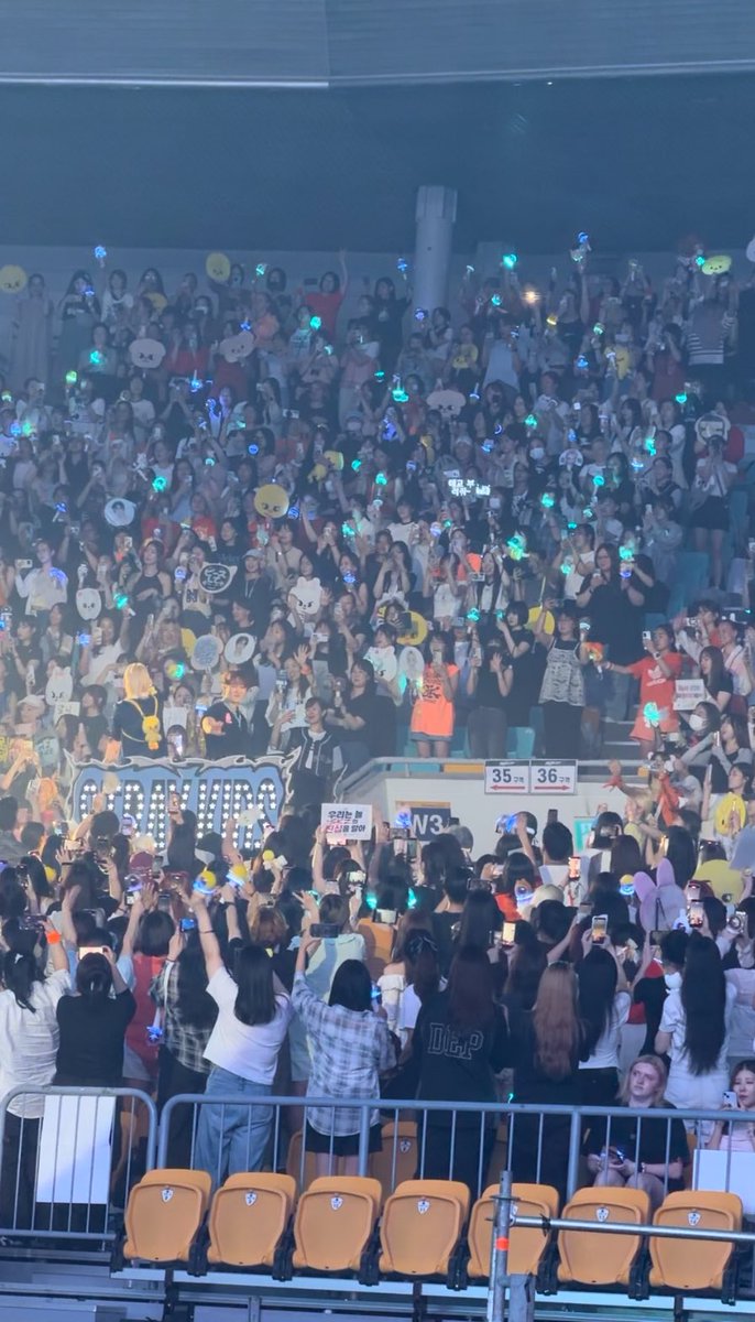 SStarry97169664's tweet photo. 不知道啊反正现场一片黄啊？ https://t.co/HRasn1c2X7
