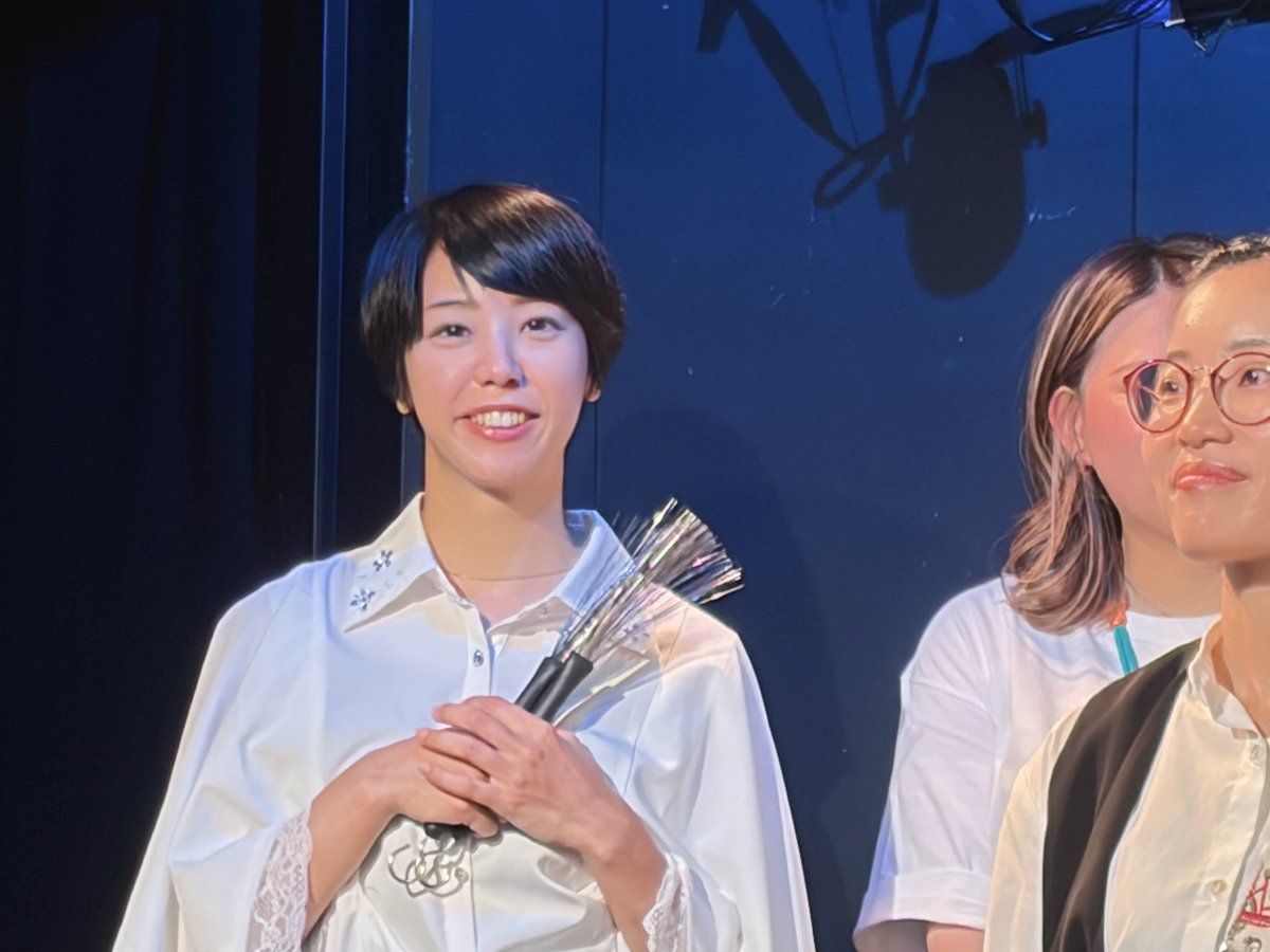 Hakka62749202's tweet photo. 下北沢B1で岩本未来ちゃん出演の舞台『#幸せの方程式』を観劇。こちらエアーではなくて舞台上で本格生演奏。ミクティも器用にドラムをこなしていて、お芝居自体も楽しいのに倍得🉐な気分⤴︎本日初日。8/3(月)まで。流石のA.R.Pさん。是非とも。 https://t.co/m6F9ILcy6Q