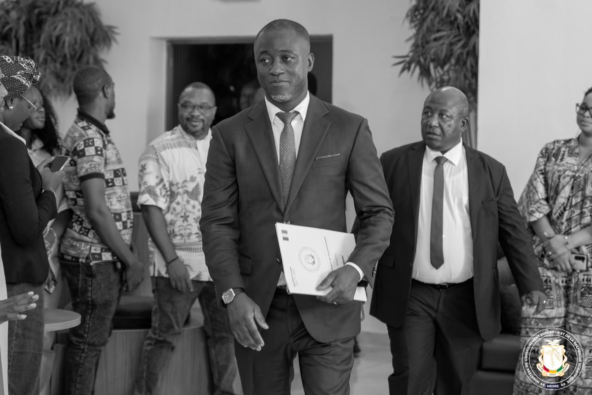 sidibe_diaka's tweet photo. 𝗠𝗘𝗦𝗥𝗦 🇬🇳 | 𝗟𝗲𝘀 𝗼𝗳𝗳𝗶𝗰𝗶𝗲𝗹𝘀 𝘀𝗼𝗻𝘁 𝗮𝗿𝗿𝗶𝘃𝗲́𝘀 𝗮𝘂 𝗠𝗶𝗻𝗶𝘀𝘁𝗲̀𝗿𝗲 𝗱𝗲 𝗹’𝗘𝗻𝘀𝗲𝗶𝗴𝗻𝗲𝗺𝗲𝗻𝘁 𝗦𝘂𝗽𝗲́𝗿𝗶𝗲𝘂𝗿 𝗲𝘁 𝗱𝗲 𝗹𝗮 𝗥𝗲𝗰𝗵𝗲𝗿𝗰𝗵𝗲 𝗦𝗰𝗶𝗲𝗻𝘁𝗶𝗳𝗶𝗾𝘂𝗲

L’arrivée des officiels à l’occasion de la cérémonie de passation à la tête du Ministère de l’Enseignement Supérieur et de la Recherche Scientifique.

Nous vous reviendrons pour plus d’informations !

#mesrs2026