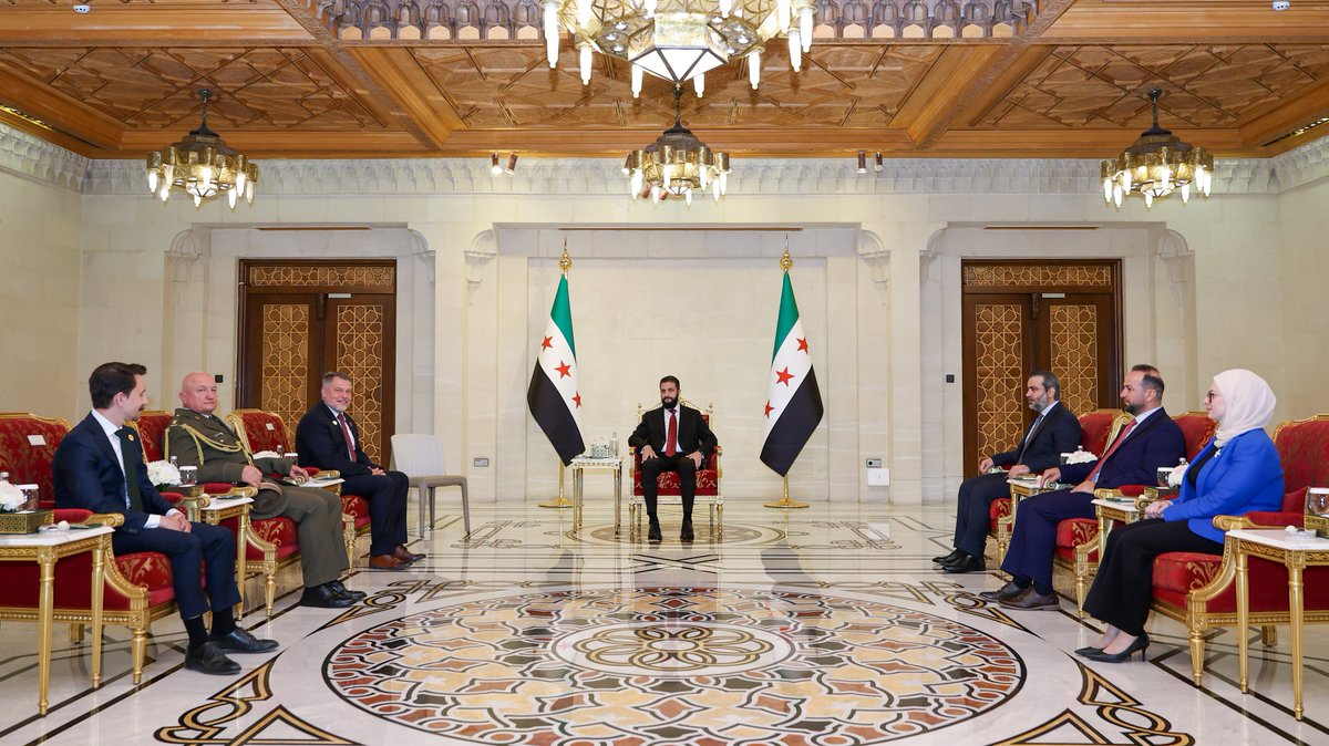 SyPresidency's tweet photo. تقبّل السيد الرئيس أحمد الشرع اليوم أوراق اعتماد سعادة السفير فيتسلاف بيفونكا، سفير الجمهورية التشيكية لدى الجمهورية العربية السورية، خلال مراسم رسمية أُقيمت في قصر الشعب بدمشق، بحضور وزير الخارجية والمغتربين أسعد الشيباني.

#رئاسة_الجمهورية_العربية_السورية https://t.co/AsX41DqAx1
