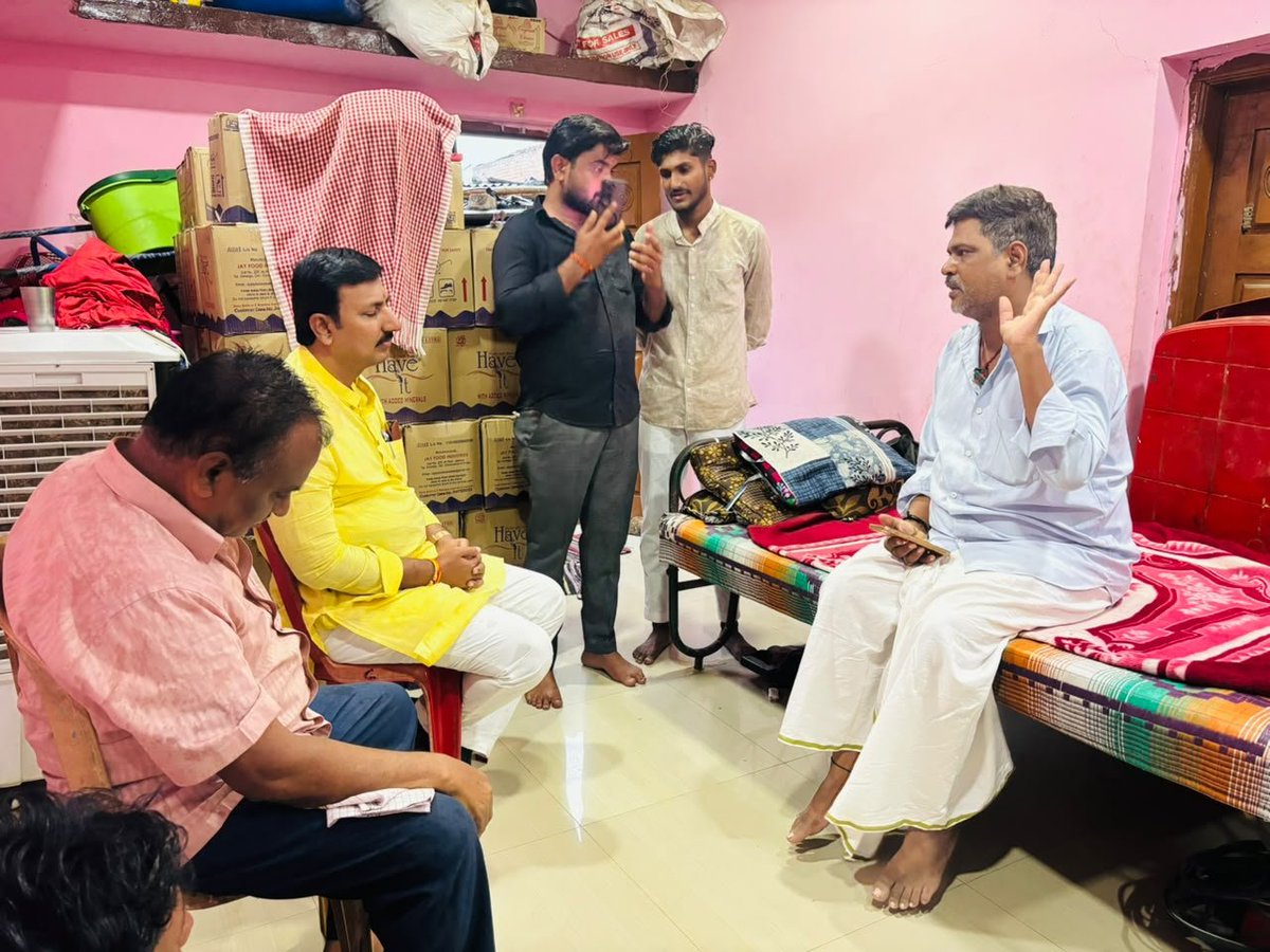 harshaguttedar7's tweet photo. ಇಂದು ಆಳಂದ ತಾಲ್ಲೂಕಿನ ಸರಸಂಬಾ ಗ್ರಾಮದ ಬಿಜೆಪಿ ಮುಖಂಡರಾದ ಶ್ರೀ ದೇವಿಂದ್ರ ಶಿಂಧೆ ಅವರ ಮನೆಗೆ ಭೇಟಿ ಕೊಟ್ಟು, ಯೋಗಕ್ಷೇಮ ವಿಚಾರಿಸಲಾಯಿತು.
#Aland https://t.co/LwxvItbZCi