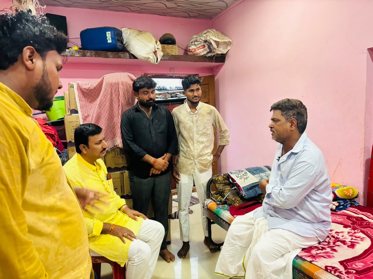harshaguttedar7's tweet photo. ಇಂದು ಆಳಂದ ತಾಲ್ಲೂಕಿನ ಸರಸಂಬಾ ಗ್ರಾಮದ ಬಿಜೆಪಿ ಮುಖಂಡರಾದ ಶ್ರೀ ದೇವಿಂದ್ರ ಶಿಂಧೆ ಅವರ ಮನೆಗೆ ಭೇಟಿ ಕೊಟ್ಟು, ಯೋಗಕ್ಷೇಮ ವಿಚಾರಿಸಲಾಯಿತು.
#Aland https://t.co/LwxvItbZCi