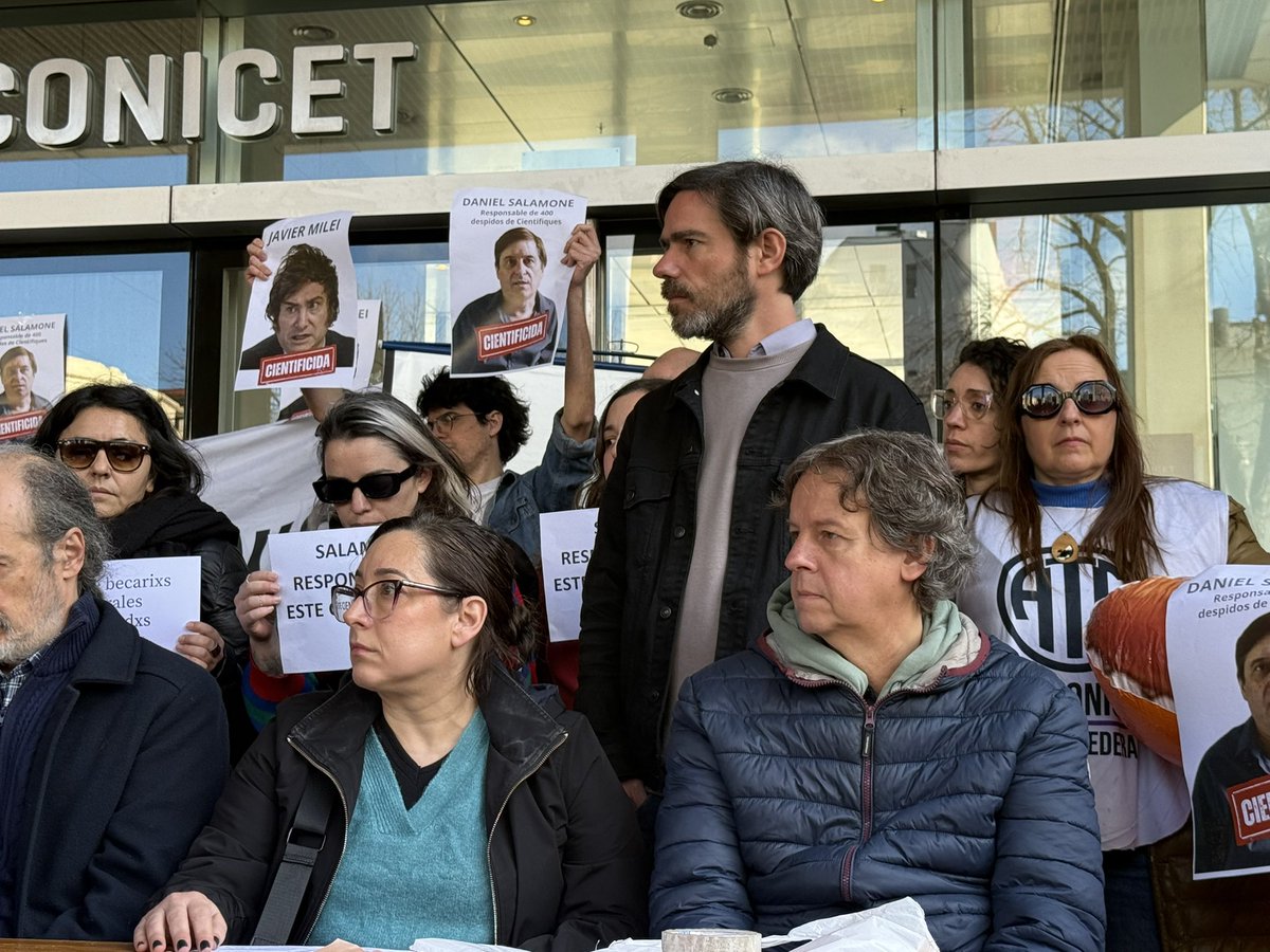 PTSarg's tweet photo. 🔬✊ ¡BASTA DE DESPIDOS! Los y las trabajadoras del CONICET vuelven a salir a pelear. A solo dos días del vencimiento de las becas, exigen las prórrogas y rechazan el despido de 400 becarias y becarios posdoctorales.

📢 Hoy realizaron una radio abierta en el CONICET contra los despidos, el ajuste a la ciencia y en apoyo a todas las luchas. Estuvieron presentes los diputados @NicolasdelCano y @chipicastillo acompañando el reclamo.

⚠️ Mientras Milei y sus cómplices ajustan sobre quienes investigan, producen conocimiento y sostienen el sistema científico, la casta de los grandes empresarios, el FMI y los especuladores sigue haciendo negocios.

Sigamos en las calles.