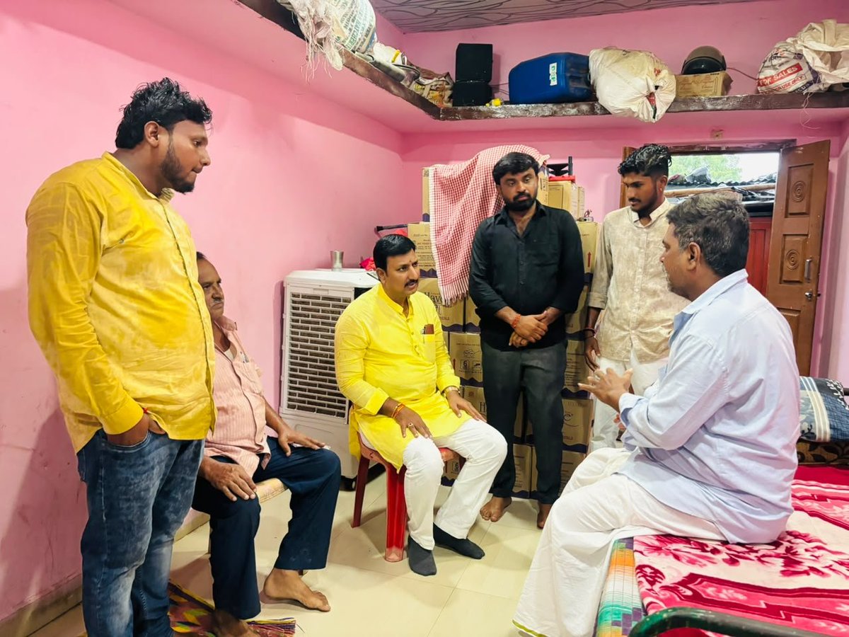 harshaguttedar7's tweet photo. ಇಂದು ಆಳಂದ ತಾಲ್ಲೂಕಿನ ಸರಸಂಬಾ ಗ್ರಾಮದ ಬಿಜೆಪಿ ಮುಖಂಡರಾದ ಶ್ರೀ ದೇವಿಂದ್ರ ಶಿಂಧೆ ಅವರ ಮನೆಗೆ ಭೇಟಿ ಕೊಟ್ಟು, ಯೋಗಕ್ಷೇಮ ವಿಚಾರಿಸಲಾಯಿತು.
#Aland https://t.co/LwxvItbZCi