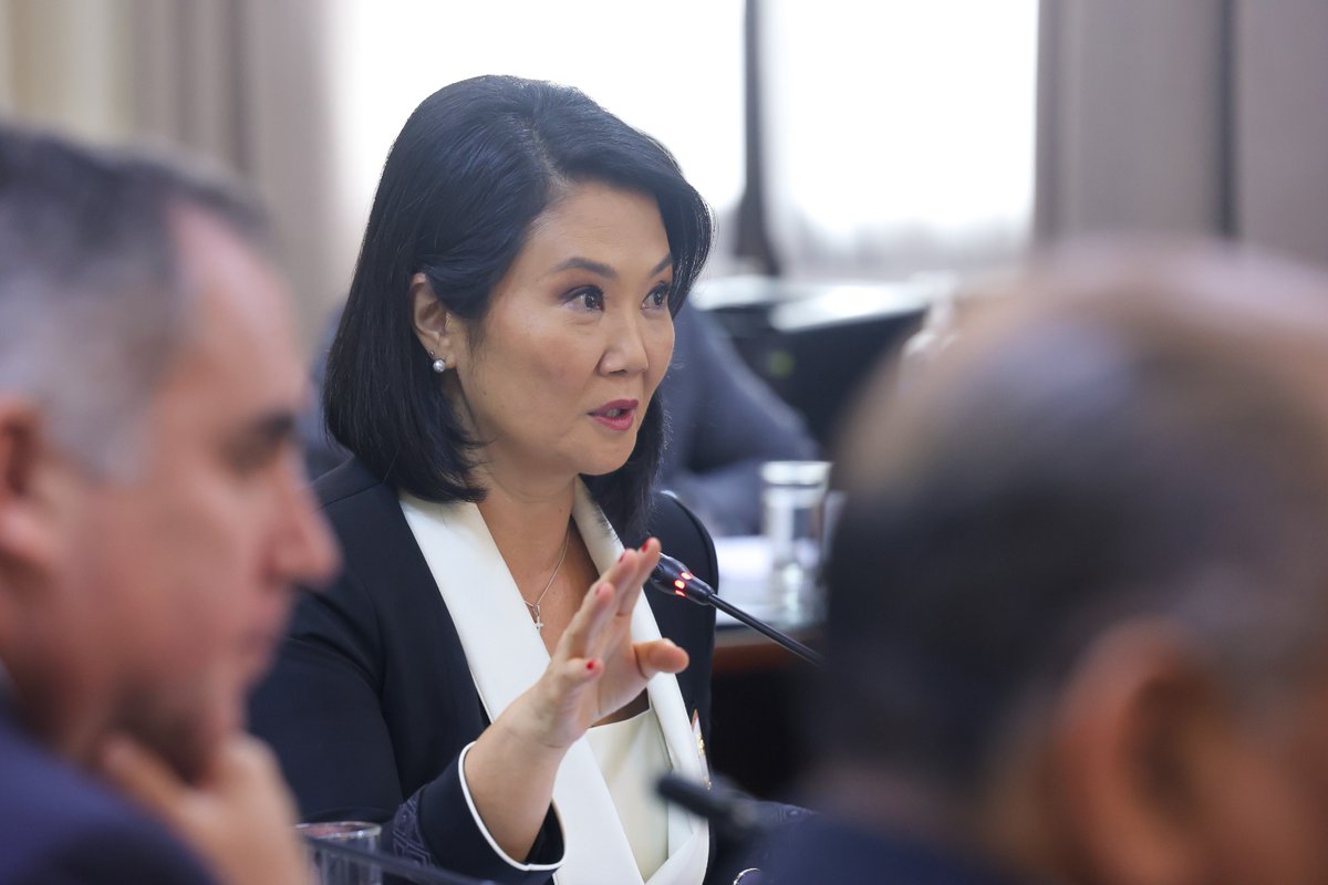 presidenciaperu's tweet photo. Primer Consejo de Ministros🇵🇪

La presidenta de la república, Keiko Fujimori Higuchi, lidera la primera sesión del Consejo de Ministros.

Iniciamos las acciones para atender las principales prioridades del país, como el fortalecimiento de la seguridad ciudadana.

Un Gobierno que trabaja por el orden,  la seguridad y el bienestar de todos los peruanos. 🤝