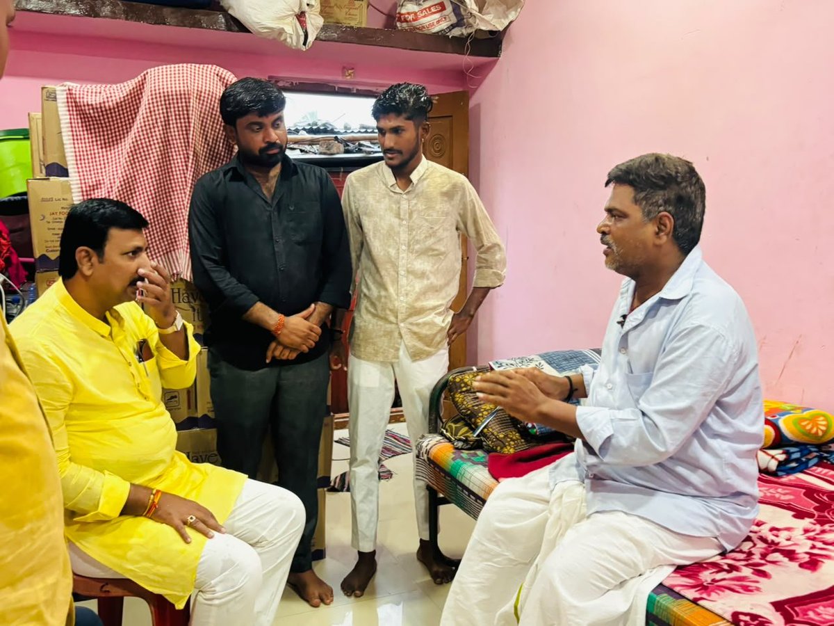 harshaguttedar7's tweet photo. ಇಂದು ಆಳಂದ ತಾಲ್ಲೂಕಿನ ಸರಸಂಬಾ ಗ್ರಾಮದ ಬಿಜೆಪಿ ಮುಖಂಡರಾದ ಶ್ರೀ ದೇವಿಂದ್ರ ಶಿಂಧೆ ಅವರ ಮನೆಗೆ ಭೇಟಿ ಕೊಟ್ಟು, ಯೋಗಕ್ಷೇಮ ವಿಚಾರಿಸಲಾಯಿತು.
#Aland https://t.co/LwxvItbZCi