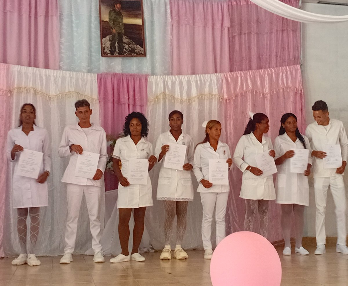PupoTamiles's tweet photo. #EducaciònManuelTames Nada detiene la obra de la Revolución Cubana, nuevos profesionales de la salud  gradua hoy el municipio Manuel Tames "Felicidades". https://t.co/fxtxaLLxhW