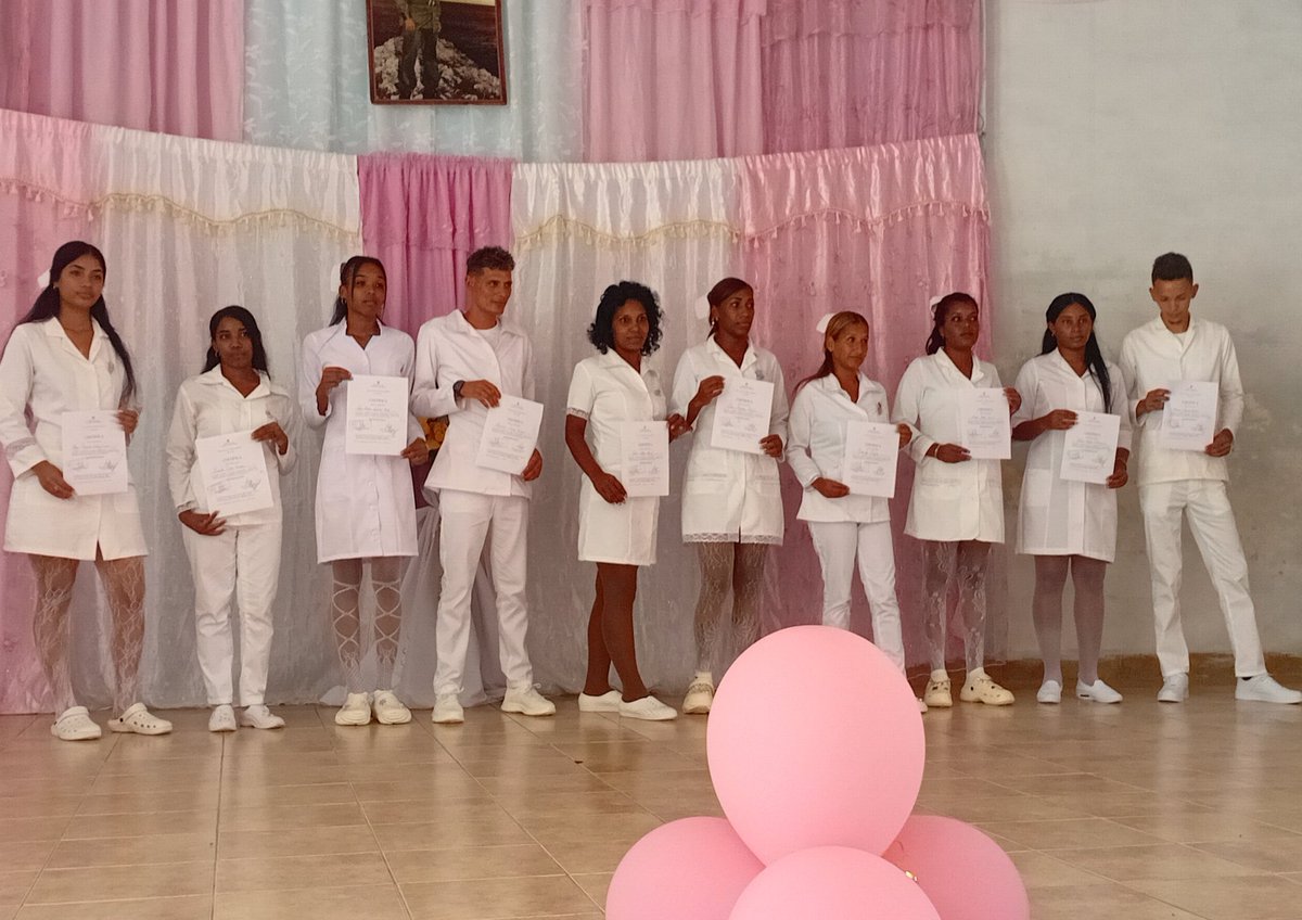 PupoTamiles's tweet photo. #EducaciònManuelTames Nada detiene la obra de la Revolución Cubana, nuevos profesionales de la salud  gradua hoy el municipio Manuel Tames "Felicidades". https://t.co/fxtxaLLxhW