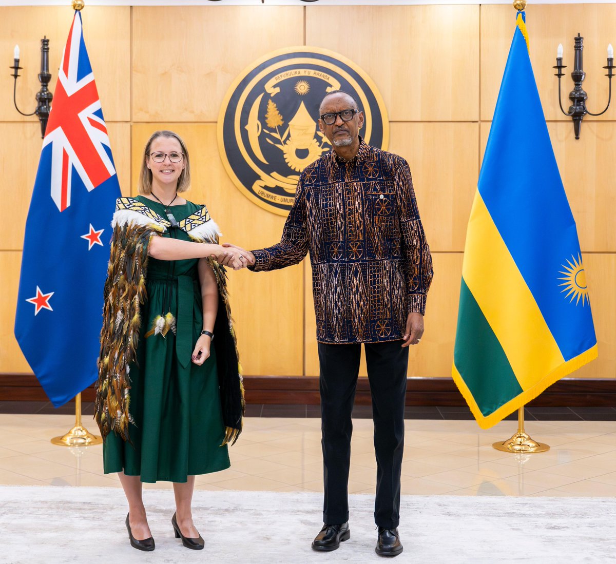 UrugwiroVillage's tweet photo. This afternoon at Urugwiro Village, President Kagame received letters of credence from newly appointed envoys; Ms. Nasra Bint Salim Bin Mohammed Al-Hashmi, Ambassador of the Sultanate of Oman to Rwanda, and Ms. Olivia Charlotte Owen, High Commissioner of New Zealand to Rwanda. https://t.co/hTHs6MNNKW