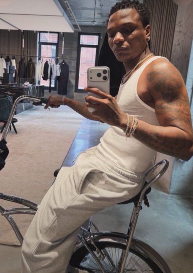 D_lyte01's tweet photo. But nah both of una dey smoke nah, why Wizkid come look old? 😂 https://t.co/phv96OQQ77