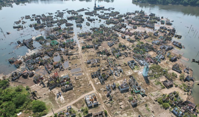 fluffypuff687's tweet photo. Indonesia faces an increased risk of forest fires and drought amid the dry season, here are some photos from areas in Banten province where the water level has dropped drastically.

#Indonesia #Wildfires #Drought #ClimateChange #environmental https://t.co/TeOv5fDcpQ