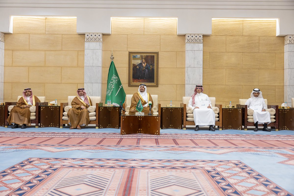 emara_alriyadh's tweet photo. سمو نائب أمير #الرياض يكرّم 69 طالبًا وطالبة لتحقيقهم العلامة الكاملة في الجانب العلمي والتحصيلي على مستوى المنطقة. 
https://t.co/eNamEYFTxC

#إمارة_منطقة_الرياض https://t.co/h0YhDXSfQq
