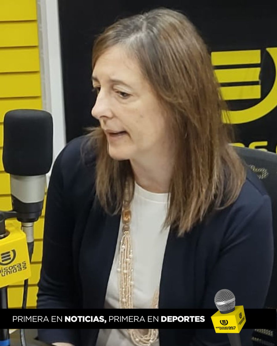EmisorasUnidas's tweet photo. #EUNacionales

Corinne Dedik, investigadora del @CIENgt y experta en temas penitenciarios: "En el 2026, prácticamente 19 años después, seguimos sin tener una carrera penitenciaria ni condiciones dignas para todo el personal penitenciario. El tema del Sistema Penitenciario es un tema al cual no se le ha puesto la importancia que se debe. Hasta hace unos años se empezó ha hablar, de forma más periódica, sobre esta temática, pero es una institución que se ha quedado atrasada, en términos de que está hecha para atender a cierta cantidad de personas, pero hemos visto un aumento de personas ingresando a los centros carcelarios, al punto de que se maneja un triple de personas para la cual está hecha (...) Prácticamente, tres personas por un espacio disponible"