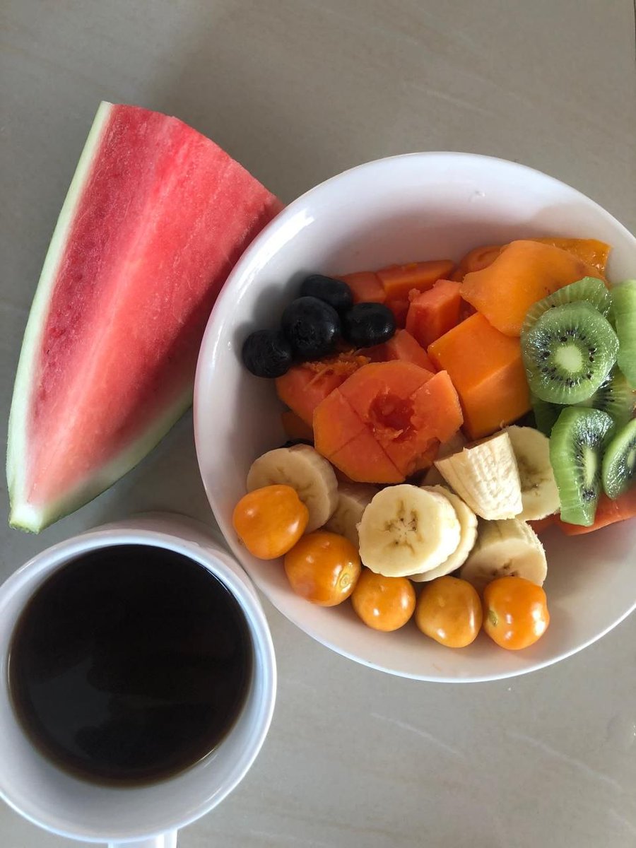 toronjilpapi's tweet photo. No hay forma de tener buena salud intestinal sin carbohidratos.

Dejar los carbohidratos en un proceso de pérdida de peso no es la mejor decisión (dejar los carbohidratos en cualquier momento no es la mejor decisión)

Estudios confirman que una alimentación baja en carbohidratos reduce las bacterias productoras de butirato lo que podría afectar la salud intestinal.

* Principales hallazgos:  
- Las concentraciones totales de ácidos grasos de cadena corta (SCFA) disminuyeron significativamente a medida que la ingesta de CHO disminuyó: 114 mM (M) → 74 mM (HPMC) → 56 mM (HPLC).  
- La reducción fue especialmente marcada en el butirato (18 mM → 9 mM → 4 mM).    
- Disminuyeron las bacterias productoras de butirato del subgrupo Roseburia spp. / Eubacterium rectale (11 % → 8 % → 3 %) y las bifidobacterias.  

* ¿Por qué es tan importante el butirato? 

El butirato es un ácido graso de cadena corta (metabolito microbiano intestinal), fuente principal de energía para las células del colon, cuida la salud digestiva, protege contra la enfermedad inflamatoria intestinal (EII: enfermedad de Crohn y colitis ulcerosa).
  
Puntos clave:  
- El butirato es producido principalmente por bacterias del filo Firmicutes (Roseburia, Faecalibacterium prausnitzii, Eubacterium rectale) a partir de la fermentación de carbohidratos.  
- Es la principal fuente de energía de los colonocitos y regula la función inmunitaria, la integridad de la barrera epitelial y la homeostasis intestinal.  
- En pacientes con EII se observa menor cantidad de bacterias productoras de butirato y concentraciones reducidas de este metabolito.