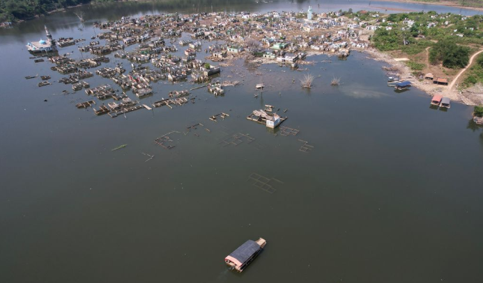 fluffypuff687's tweet photo. Indonesia faces an increased risk of forest fires and drought amid the dry season, here are some photos from areas in Banten province where the water level has dropped drastically.

#Indonesia #Wildfires #Drought #ClimateChange #environmental https://t.co/TeOv5fDcpQ