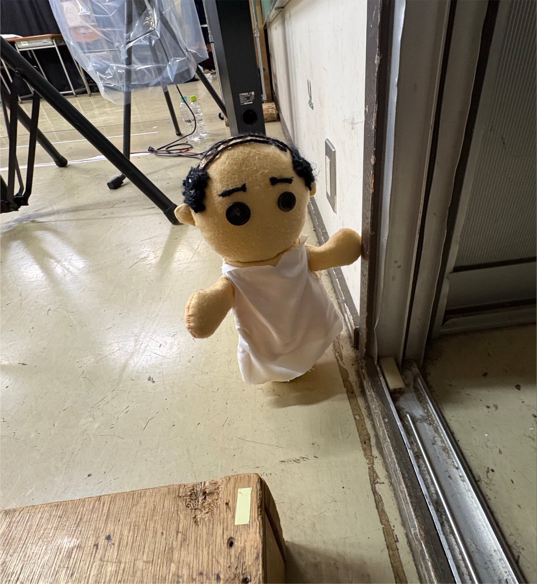 FactryDream's tweet photo. 昨年度の劇で使った小道具のパペットがこちらを見ています……👀
というわけで本日7/30は部活動見学DAYです🏃
昇降口から入ってすぐ左の通路にある多目的室で活動しているのでぜひお越しください👯‍♂️ https://t.co/QD4I545V4U