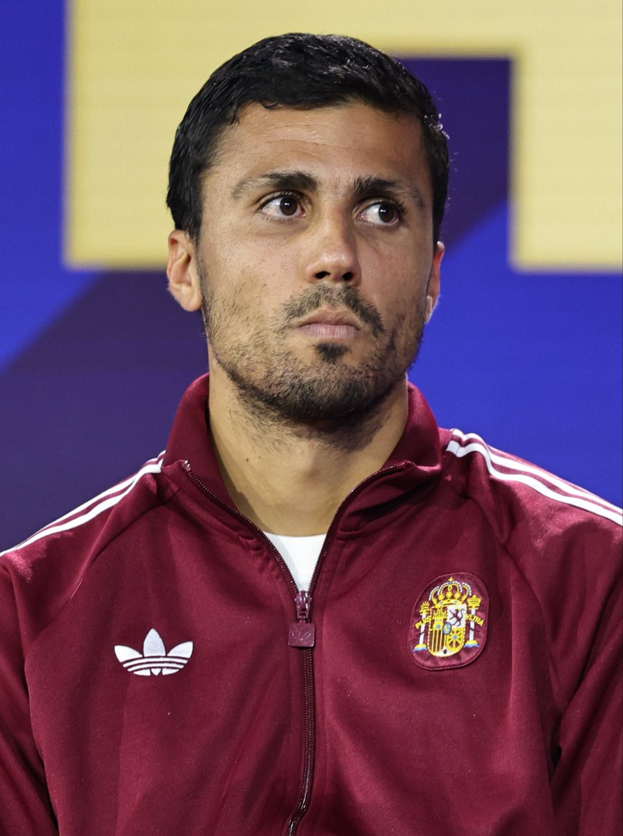 ActuFoot_'s tweet photo. 🚨 POUR POUVOIR ENREGISTRER LES ARRIVÉES DE RODRI 🇪🇸 ET YAN DIOMANDÉ 🇨🇮, LE REAL MADRID DOIT VENDRE 2 JOUEURS !!! 👋🤍

Le club compte déjà 25 joueurs dans son effectif. 

Raul Asencio 🇪🇸, Franco Mastantuono 🇦🇷 et Gonzalo Garcia 🇪🇸 sont les mieux placés pour partir. 

🗞️ @partidazocope