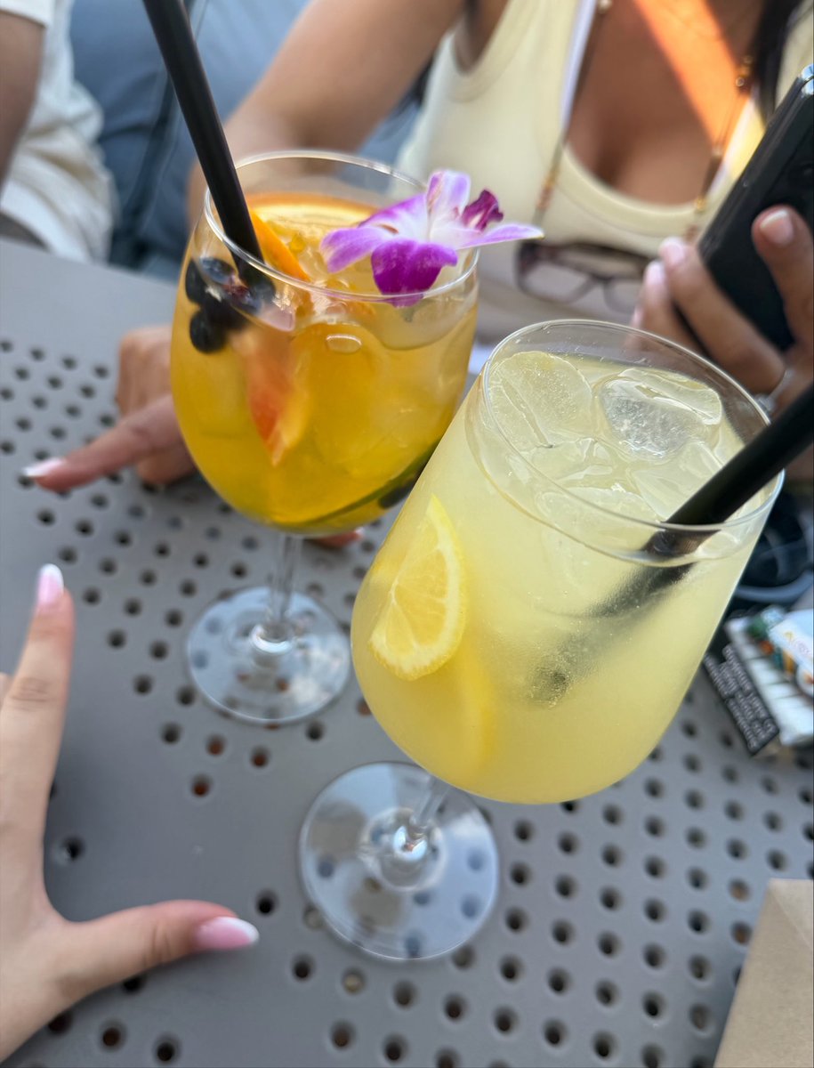 emmiyourherrin's tweet photo. Cocktails für mich und @luxuryiza sind zu übernehmen 🍹

20€ 
Zackig
Und für jeden weiteren noch mal 20! https://t.co/6LP0hqwL1W