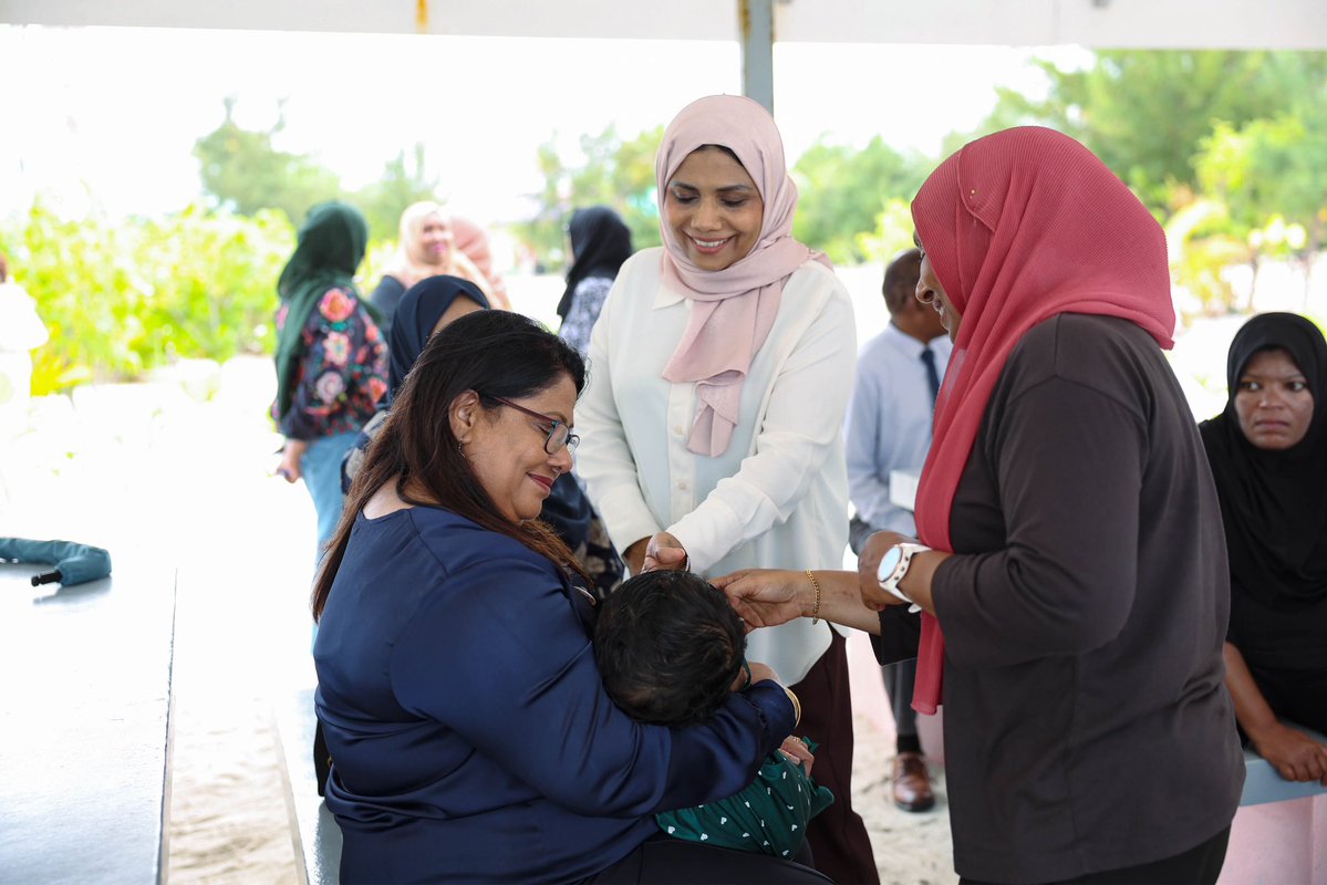 SFdevelopmentMV's tweet photo. ދައުލަތުގެ ބެލުމުގެ ދަށުގައި ތިބޭ ކުދިންނާއެކު ވަޒީރު ގީލާ އަލީ އުފާވެރި ވަގުތުކޮޅެއް ހޭދަކުރައްވައިފި. ކުޑަގިރީގައި ކުރިއަށްގެންދިޔަ ޕިކްނިކްގައި ވަޒީރު ބައިވެރިވެވަޑައިގެން، ކުދިންގެ ޝުއޫރުތައް އަޑުއައްސަވާ އެ ކުދިންނާއެކު ވަގުތު ހޭދަކުރެއްވި. https://t.co/1TbBH0rrgN